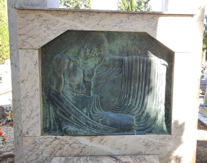 Relieve escultórico en la tumba de Ramón Acín y Concha Monrás