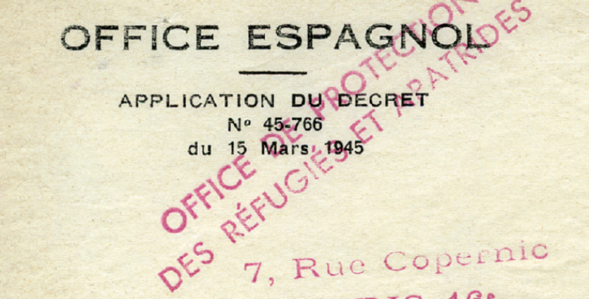 Imagen de un documento antiguo de color crema con texto impreso en negro que dice en francés "OFFICE ESPAGNOL" (Oficina española), seguido de "APPLICATION DU DÉCRET" (Aplicación del decreto), "Nº 45-766" y "du 15 Mars 1945" (del 15 de marzo de 1945). Sobre el texto hay un sello de tinta diagonal de color fucsia oscuro en el que se lee: "OFFICE DE PROTECTION DES RÉFUGIÉS ET APATRIDES" (Oficina de protección de refugiados y apátridas). En la parte inferior derecha, también estampado en diagonal en fucsia oscuro, dice "7, Rue Copernic" y, debajo, se ve parcialmente "PARIS".