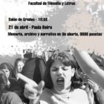 Imagen en blanco y negro con texturas de papel rasgado. En la parte superior, el texto anuncia el "Seminario Permanente Transficción" en la Facultad de Filosofía y Letras. En el centro, se detallan los datos del evento: una charla de Paula Boira el 21 de abril a las 19:00 en el Salón de Grados, titulada "Memoria, archivo y narrativa en Un aborto, 8000 pesetas". La mitad inferior muestra una fotografía histórica de una mujer joven protestando con expresión decidida y el dedo índice alzado, rodeada de otras personas. En el pie de página aparecen los logotipos de la Universidad de Zaragoza, el grupo Transficción y un código QR para más información.