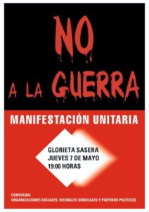 Descripción del cartel: "NO A LA GUERRA" Parte Superior: Sobre un fondo negro sólido, aparece el lema "NO A LA GUERRA" escrito en letras grandes de color rojo intenso. La tipografía tiene un estilo dramático, con trazos irregulares que simulan gotas de pintura o sangre goteando de las letras. Parte Central: Una franja roja divide el cartel. En ella se lee en letras blancas mayúsculas y fuente de palo seco: "MANIFESTACIÓN UNITARIA". Parte Inferior: Sobre un fondo rojo, destaca un rombo blanco con bordes difuminados que contiene la información del evento en letras negras: Lugar: GLORIETA SASERA Fecha: JUEVES 7 DE MAYO Hora: 19:00 HORAS Pie del cartel: En la esquina inferior izquierda, en letras blancas pequeñas, se indica la convocatoria: "CONVOCAN: ORGANIZACIONES SOCIALES, VECINALES, SINDICALES Y PARTIDOS POLÍTICOS".