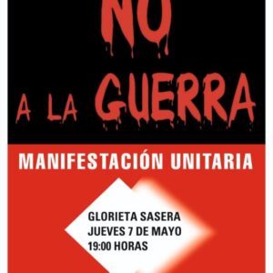Descripción del cartel: "NO A LA GUERRA" Parte Superior: Sobre un fondo negro sólido, aparece el lema "NO A LA GUERRA" escrito en letras grandes de color rojo intenso. La tipografía tiene un estilo dramático, con trazos irregulares que simulan gotas de pintura o sangre goteando de las letras. Parte Central: Una franja roja divide el cartel. En ella se lee en letras blancas mayúsculas y fuente de palo seco: "MANIFESTACIÓN UNITARIA". Parte Inferior: Sobre un fondo rojo, destaca un rombo blanco con bordes difuminados que contiene la información del evento en letras negras: Lugar: GLORIETA SASERA Fecha: JUEVES 7 DE MAYO Hora: 19:00 HORAS Pie del cartel: En la esquina inferior izquierda, en letras blancas pequeñas, se indica la convocatoria: "CONVOCAN: ORGANIZACIONES SOCIALES, VECINALES, SINDICALES Y PARTIDOS POLÍTICOS".