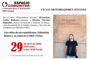Cartel del Espacio Comuniter para la conferencia sobre Sebastián Banzo. A la derecha, una fotografía de Héctor Vicente Sánchez posando frente a la placa del Archivo General de la Guerra Civil Española en Salamanca. El texto anuncia la charla para el miércoles 29 de abril de 2026 a las 19:00h en la calle Hermanos Ibarra de Zaragoza.