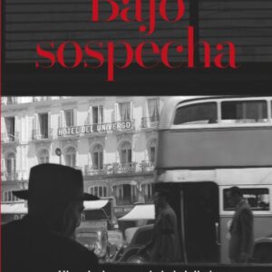La portada del libro 'Bajo sospecha' tiene un diseño en blanco y negro y rojo. En la parte superior, los nombres 'ANA ASIÓN Y SERGIO CALVO (COORDS.)' están escritos en letras blancas. Debajo, el título 'Bajo sospecha' aparece en letras rojas grandes sobre un fondo oscuro. La mayor parte de la portada es una fotografía en blanco y negro que muestra una escena callejera vintage, con un hombre de espaldas en primer plano que parece observar la calle. Se puede ver un edificio con un letrero que dice 'HOTEL DEL UNIVERSO' y un autobús de dos pisos. En la parte inferior, el subtítulo 'Historia de una sociedad vigilada (España, 1939-1975)' está escrito en letras blancas. Debajo, el logo de la editorial 'ESPASA' está en blanco.