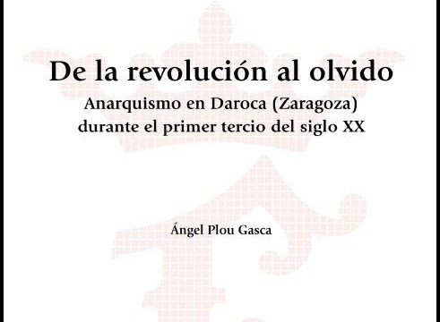 Imagen de la portada del libro titulado "De la revolución al olvido. Anarquismo en Daroca (Zaragoza) durante el primer tercio del siglo XX", escrito por Ángel Plou Gasca. El diseño es sobrio, con fondo blanco y el logotipo de la Institución «Fernando el Católico» (una letra "F" mayúscula coronada) impreso en una marca de agua de color rojizo tenue en el centro. El texto está centrado y escrito en una tipografía clásica de color negro.