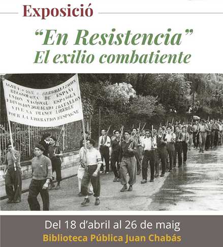 Cartel de la exposición titulada “En Resistencia. El exilio combatiente”, que se celebra del 18 de abril al 26 de mayo en la Biblioteca Pública Juan Chabás. La imagen central es una fotografía histórica en blanco y negro que muestra a una columna de hombres uniformados y armados desfilando por una calle bajo la lluvia. Al frente, dos hombres sostienen una gran pancarta blanca con inscripciones en español y francés que mencionan a la "Unión Nacional Española" y la "Francia Liberada", destacando su lucha por la liberación de España. El diseño del cartel utiliza una combinación de colores blanco, verde oliva y marrón, con tipografía clara que resalta el título y los datos del evento.