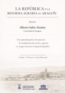 El cartel utiliza una fotografía histórica o de archivo en tonos sepia desaturados que muestra un paisaje rural aragonés, con campos de cultivo en primer plano y un pueblo con su iglesia al pie de la montaña al fondo. Tipografía: Elegante y sobria, con un diseño limpio que prioriza la legibilidad académica. Organización y Logotipos En la parte inferior se identifican las entidades organizadoras: Cátedra María Domínguez de Memoria Democrática (Universidad de Zaragoza). Universidad Popular de Cariñena