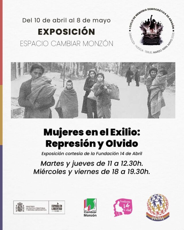 Cartel de la exposición "Mujeres en el Exilio: Represión y Olvido", organizada por el I Ciclo de Memoria Democrática de Aragón. El diseño presenta una fotografía histórica en blanco y negro de mujeres y niños caminando con sus pertenencias. Datos clave: Fechas: Del 10 de abril al 8 de mayo. Lugar: Espacio Cambiar Monzón. Horarios: Martes y jueves (11:00-12:30h); miércoles y viernes (18:00-19:30h). Colaboración: Fundación 14 de Abril. En la base aparecen logotipos institucionales del Ministerio de Política Territorial y Memoria Democrática, la plataforma PAMA y Espacio Cambiar Monzón. El estilo visual utiliza acentos cromáticos en rojo, amarillo y morado.