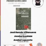 Imagen de fondo blanco con diseño limpio que anuncia un evento cultural. Parte Superior: Indica la fecha y hora (Miércoles 15 de abril - 18:30 h) y el lugar (Centro de Historias, Zaragoza). A la derecha, un sello circular del "I Ciclo de Memoria Democrática de Aragón" que muestra una silueta de personas alzando el puño sobre una máquina de escribir. Imagen Central: Se muestra la portada del libro "Las Voces de la República" de Joseba Eceolaza. La portada tiene una fotografía histórica de una multitud masiva y una bandera roja en primer plano. Cuerpo de Texto: Nombres de los ponentes en letras negras negritas: José Ramón Villanueva (Investigador), Joseba Eceolaza (Autor del libro) y Anabel Lapuente (Presidenta de PAMA). Pie del Cartel: Una fila de logotipos que incluyen al Ministerio de Política Territorial y Memoria Democrática, "España en Libertad", el Centro de Historias, el Ateneo Republicano de Zaragoza y PAMA (Plataforma de Acción por la Memoria de Aragón). Detalle Lateral: En el borde izquierdo hay una franja vertical con los colores de la bandera republicana (rojo, amarillo y morado).